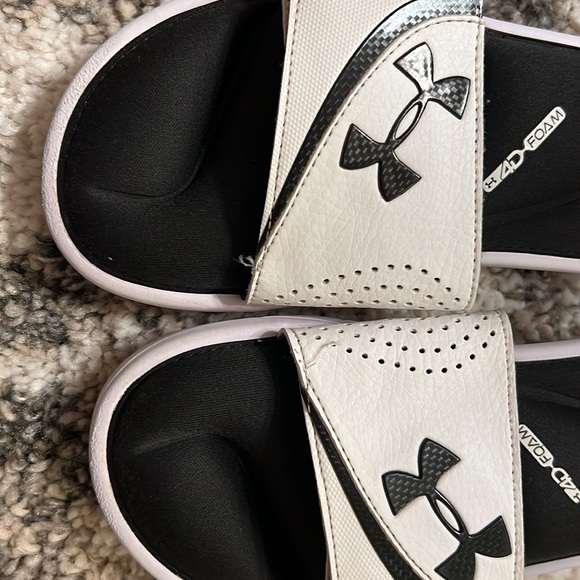 Boys Under Armour 4D Foam Slides Sandals Beachwear Black & White Comfy Summer 5Y - Picture 2 of 5